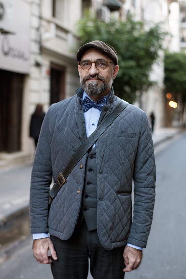 esteban, 45 años, empleado bancario.